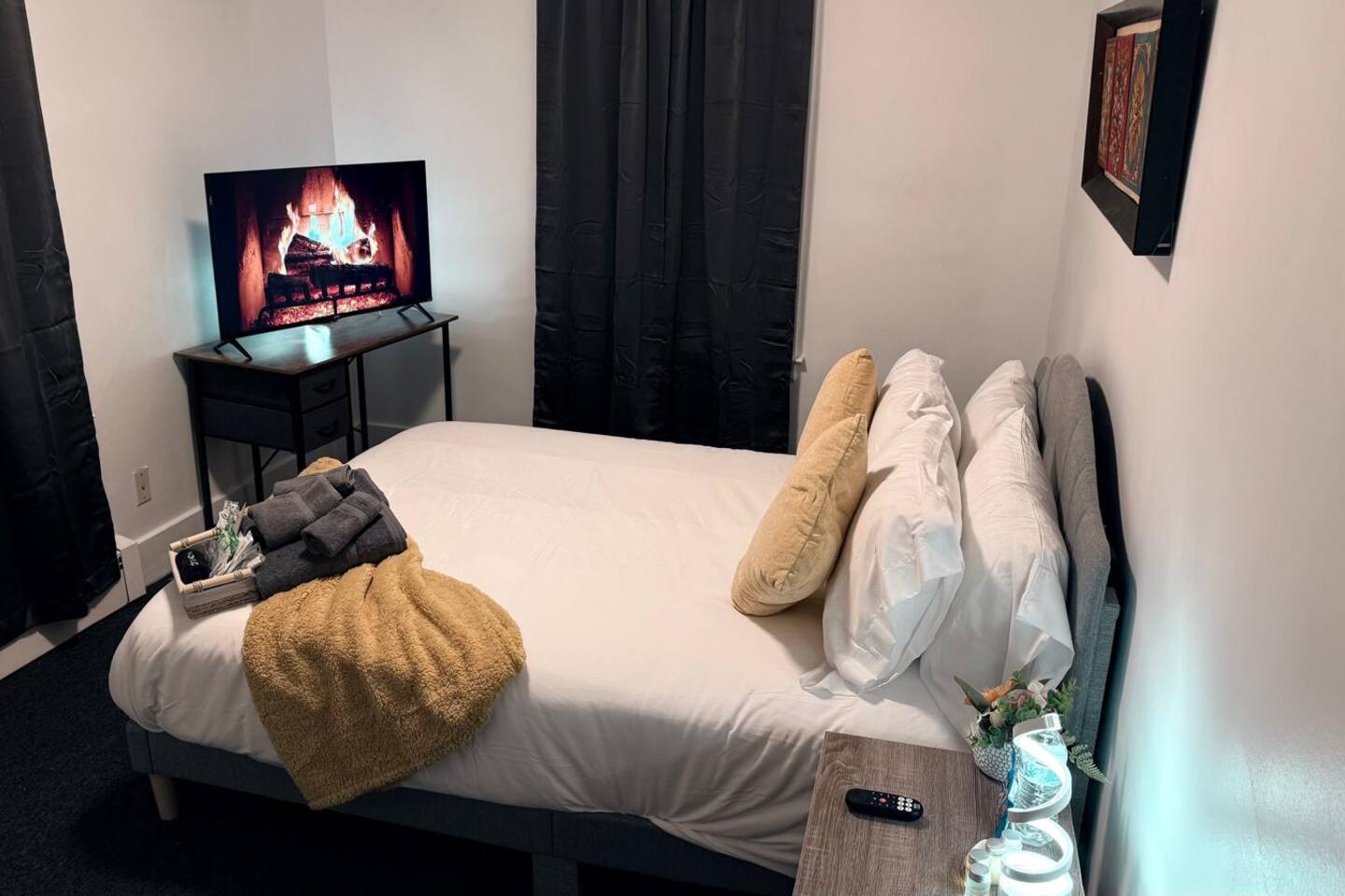 Bachi - Private Room 2 with Parking, Desk & Fast WiFi near Yale, Quinnipiac, SCSU & Hospitals