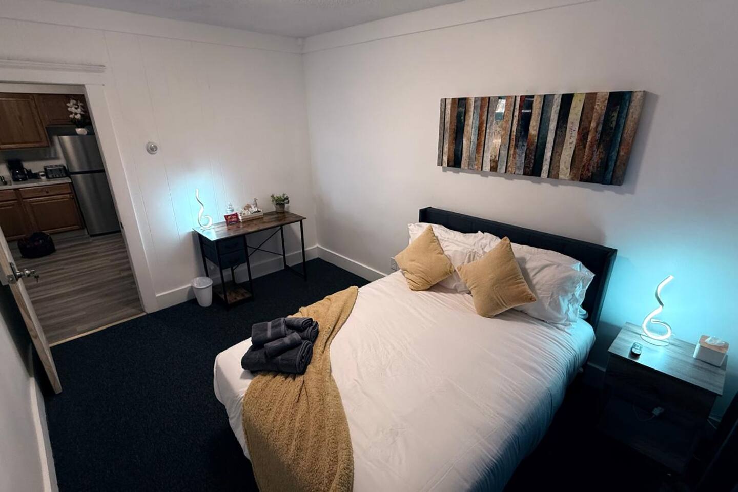 Bachi - Private Room 3 with Parking, Desk & Fast WiFi near Yale, Quinnipiac, SCSU & Hospitals