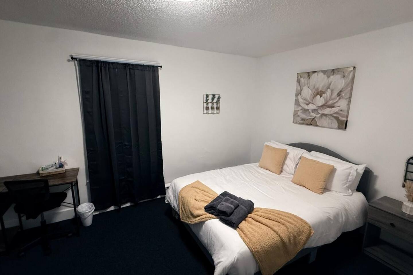 Nona - Private Room 1 with Parking, Desk & Fast WiFi near Yale, Quinnipiac, SCSU & Hospitals