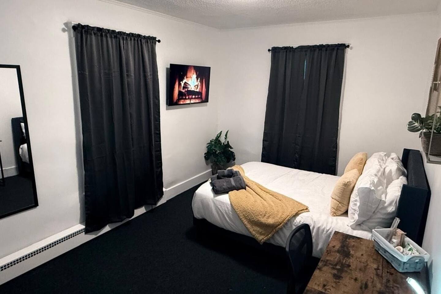 Nona - Private Room 2 with Parking, Desk & Fast WiFi near Yale, Quinnipiac, SCSU & Hospitals