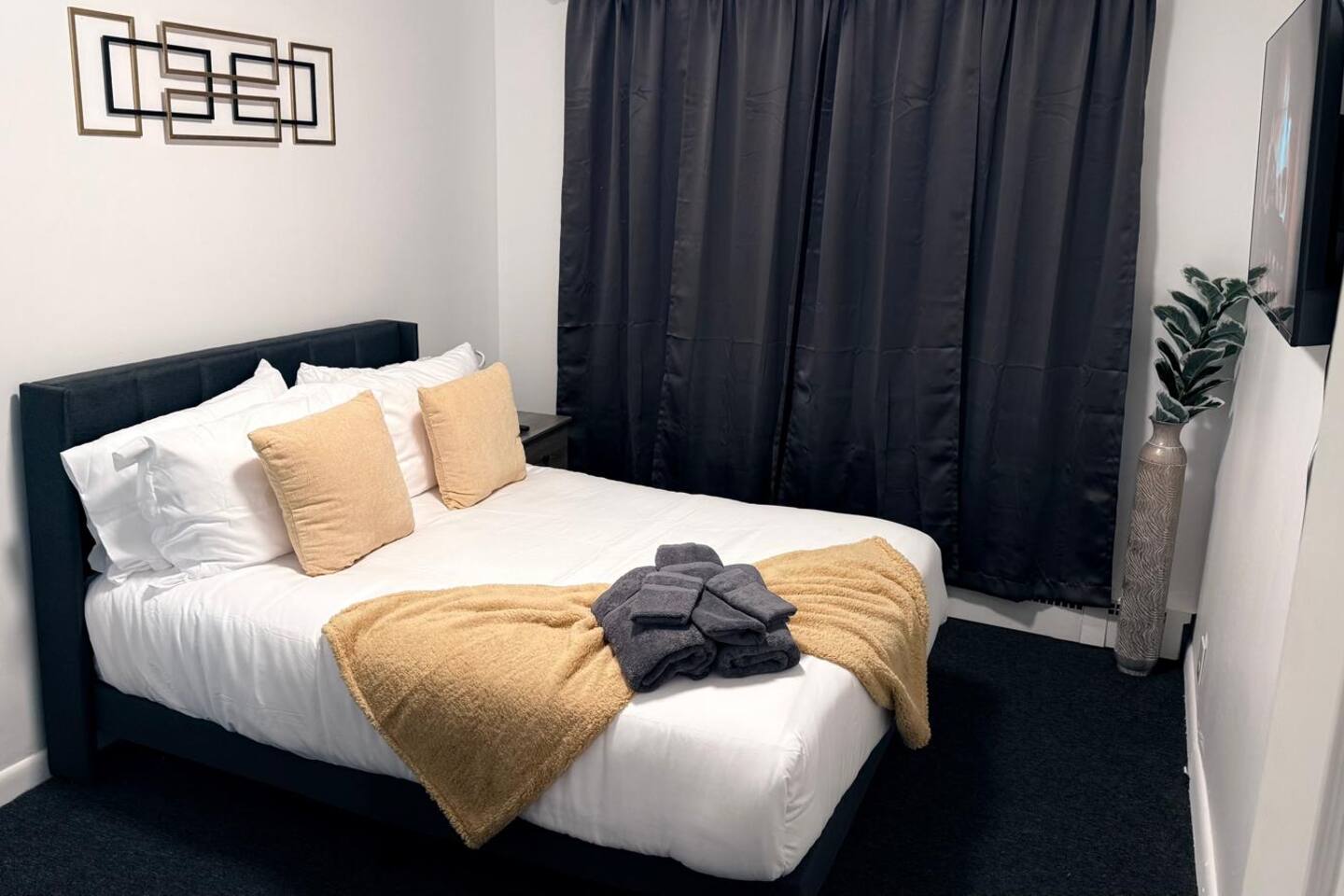 Nona - Private Room 3 with Parking, Desk & Fast WiFi near Yale, Quinnipiac, SCSU & Hospitals