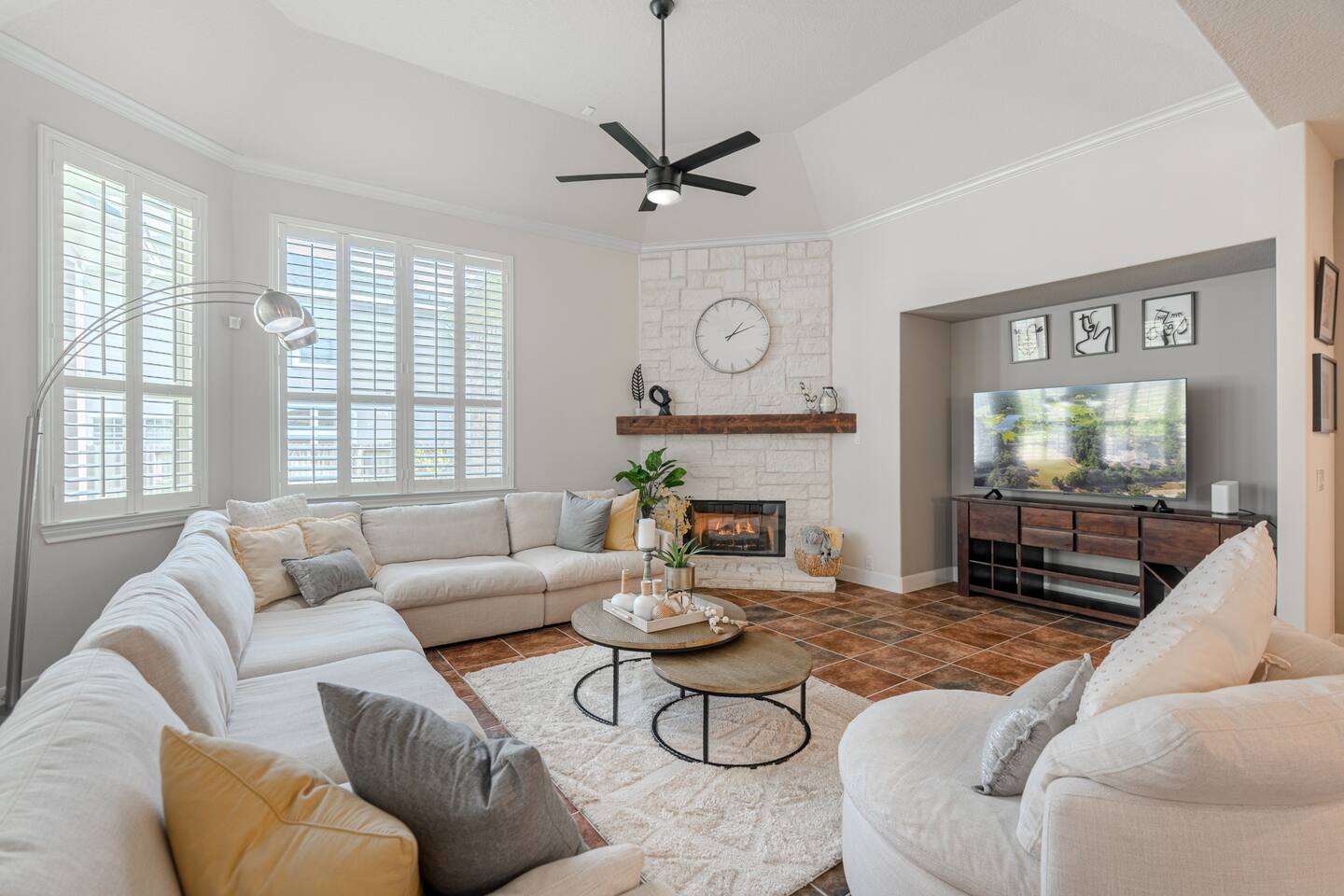 AMPLE 4BR Family Retreat w Big Yard+Summer Kitchen