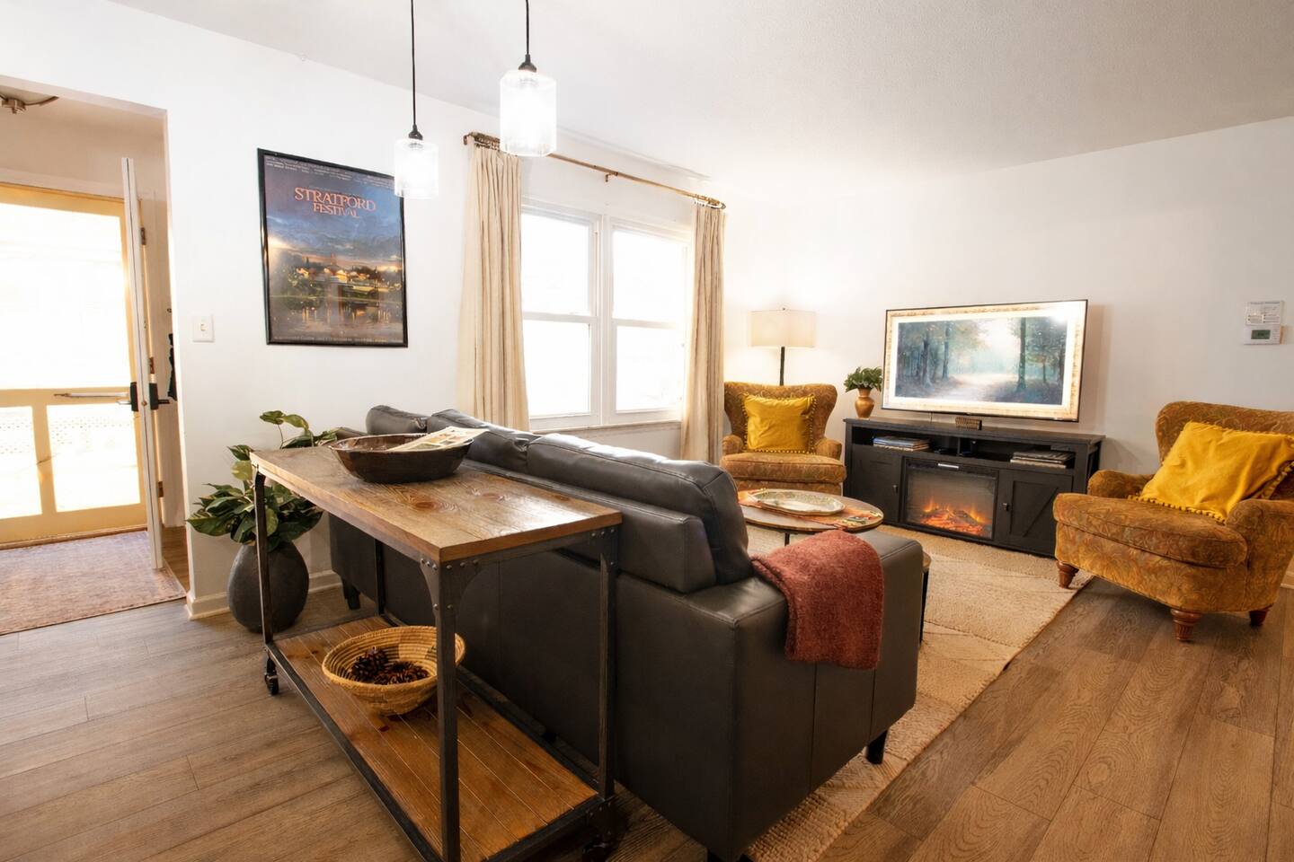 Main Level Two Bedroom Suite-Full Kitchen + Patio + Washer/Dryer