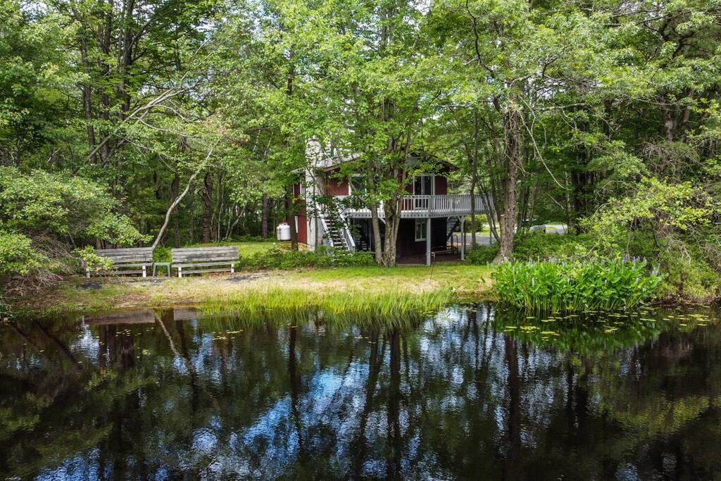 Lakefront Retreat • Close to Ski Slopes & Kalahari