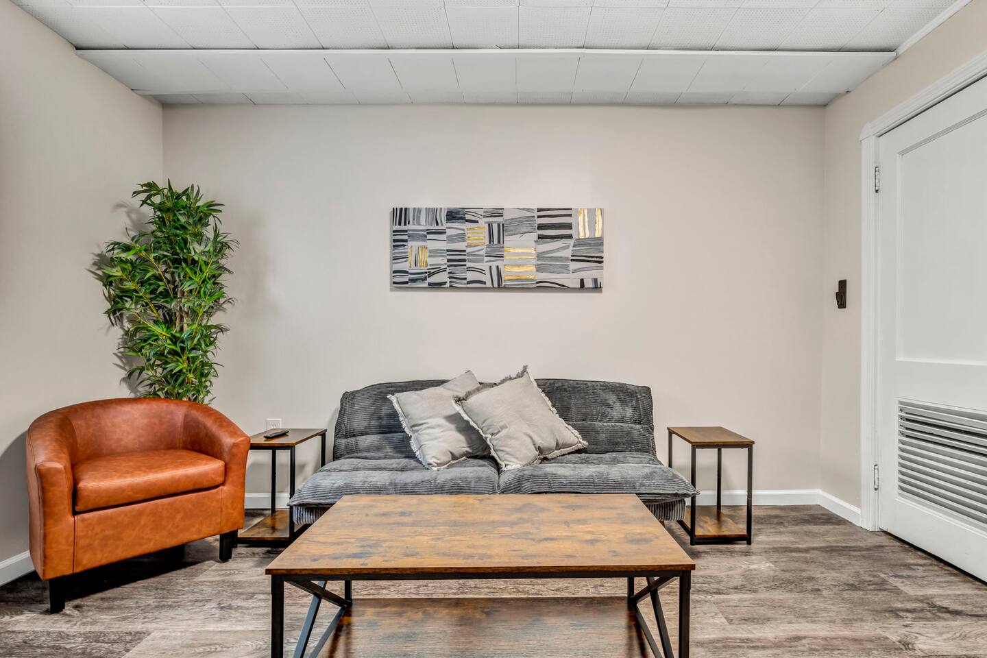 KING Bed * Firepit | Near Metroparks & CLE & BW!