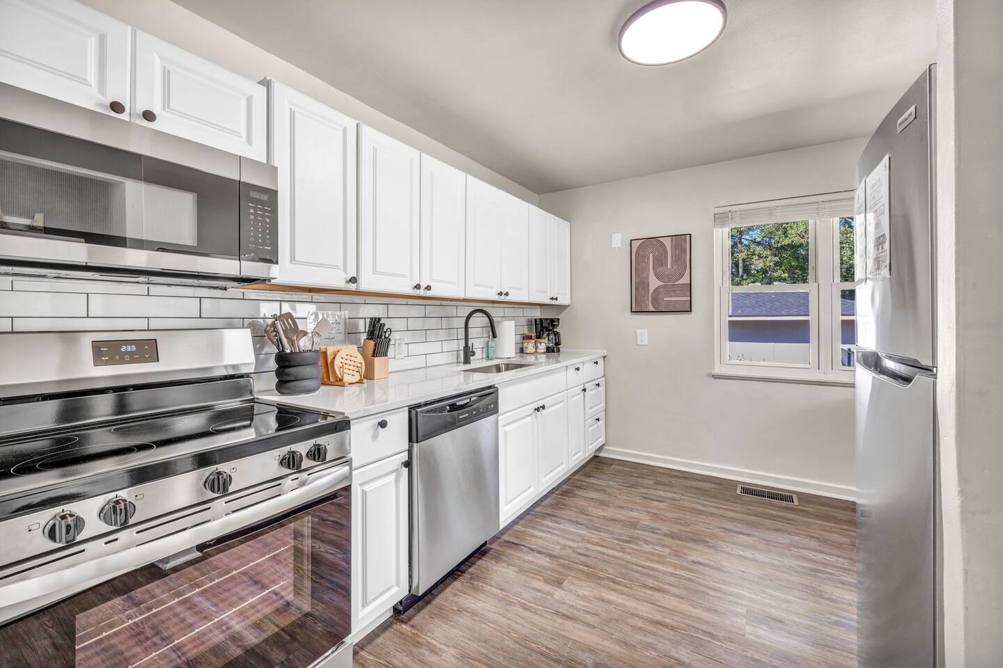 Fenced & Pet Friendly * Modern Retreat! CLE-BW-IX