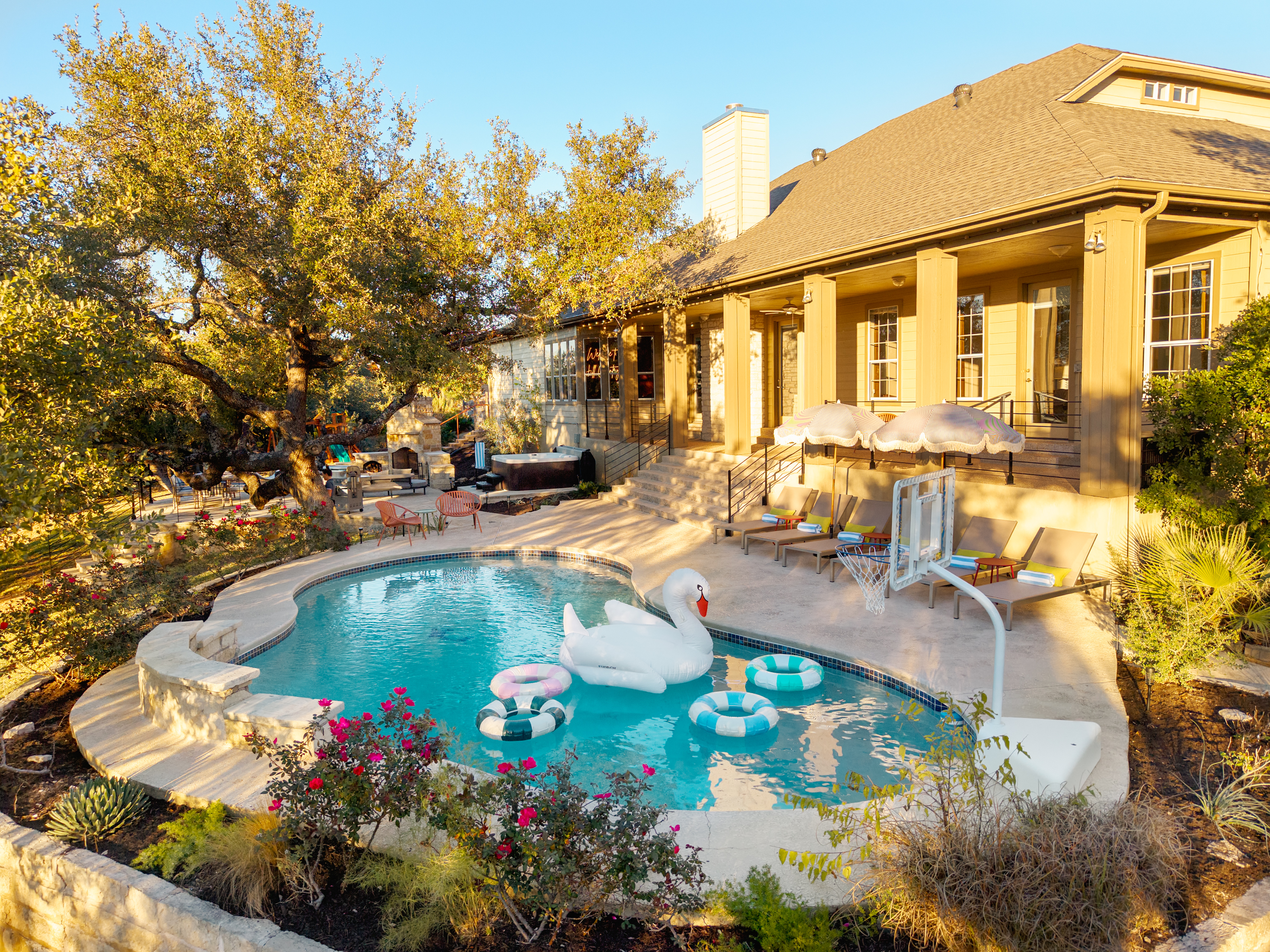 Moulin Rose - Dripping Springs, TX - Pool, Pickleball, Hot Tub, Sleeps 18
