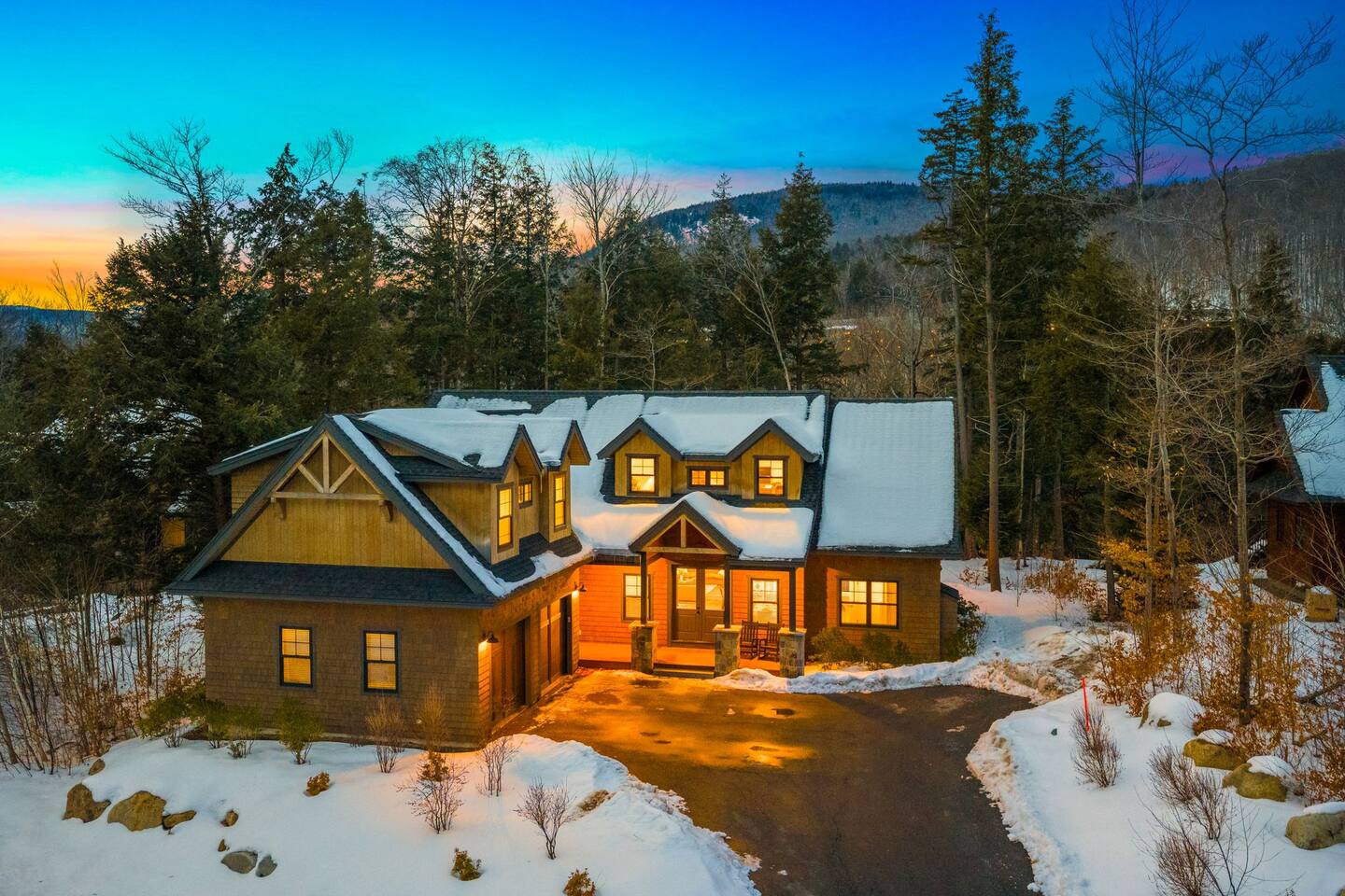 NEW Luxury Ski-In/Out, HotTub, Game Room & Firepit