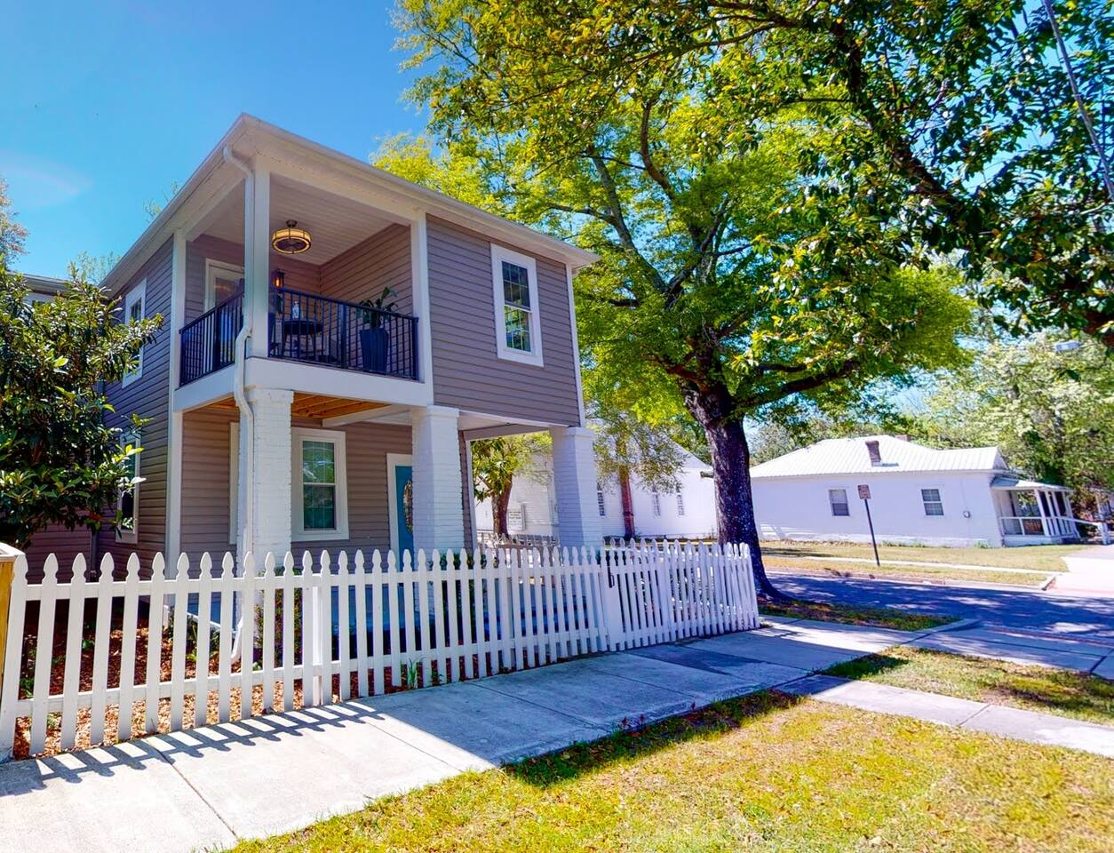 Historic Yet Modern 2BR 2BA Near DT