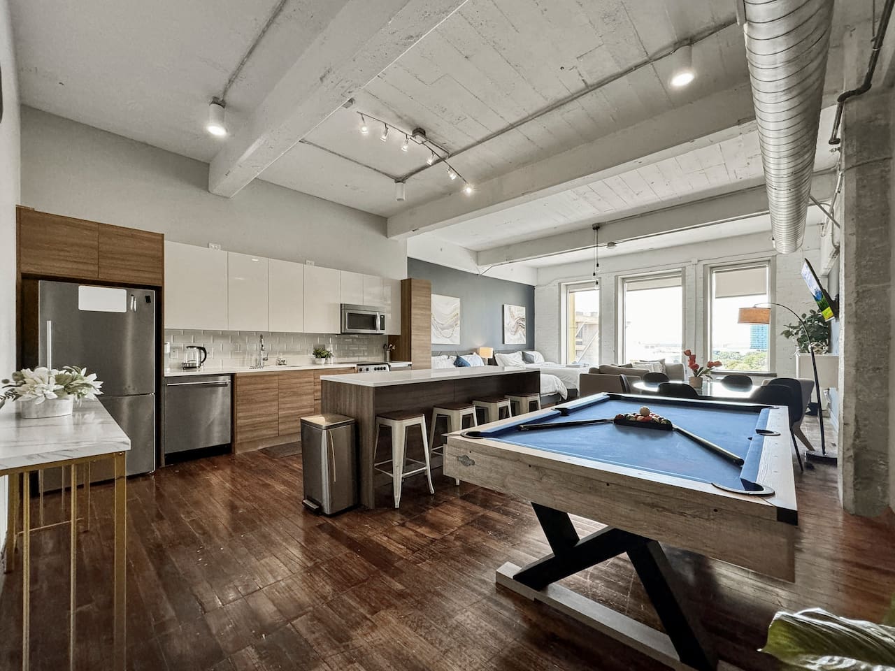 Skyline View • Pool • 24/7 Gym • Pool Table