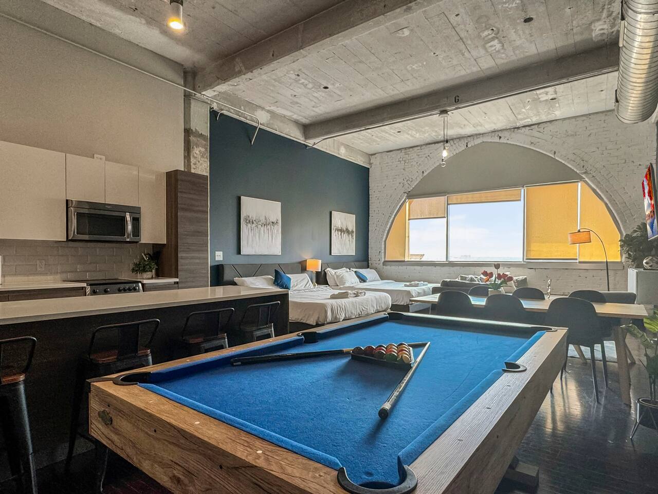 Downtown Dallas Loft • 4 King Beds • Pool Table