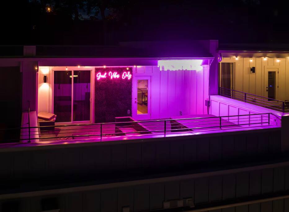 Rooftop HotTub w/ City Views + 12 beds + Game Room