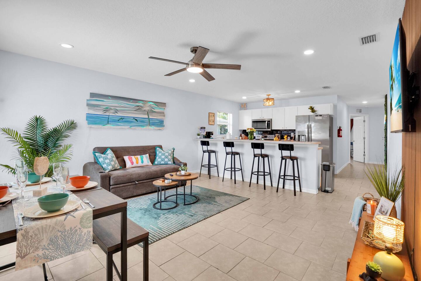 Large Group Getaway+6 BR/4 BA+3 Miles to Beaches!