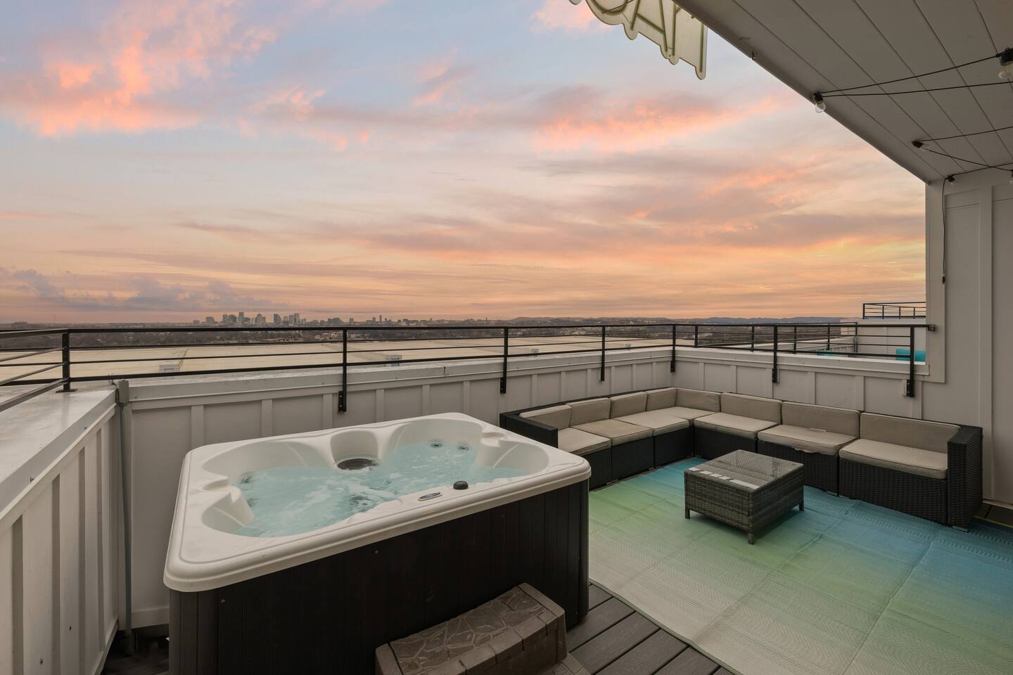 Peaceful 4-story retreat • Rooftop hot tub + Views