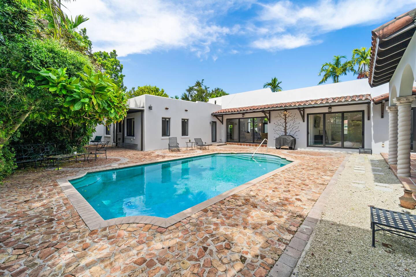 Modern 6 Bed Villa | Pool + Spa | 10min to Beach