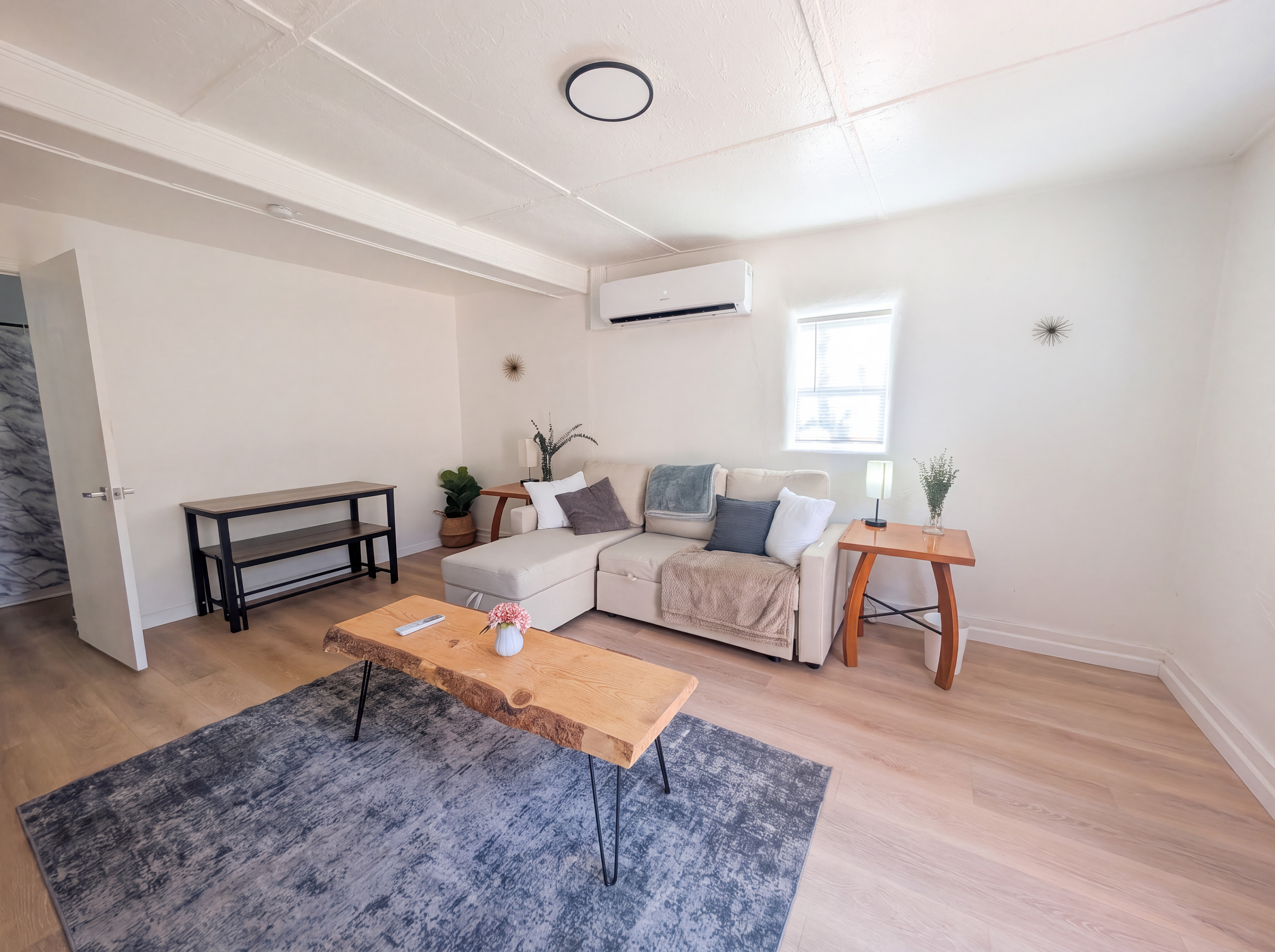 Downtown District - Modern Apt Yard, King Bed, W/D
