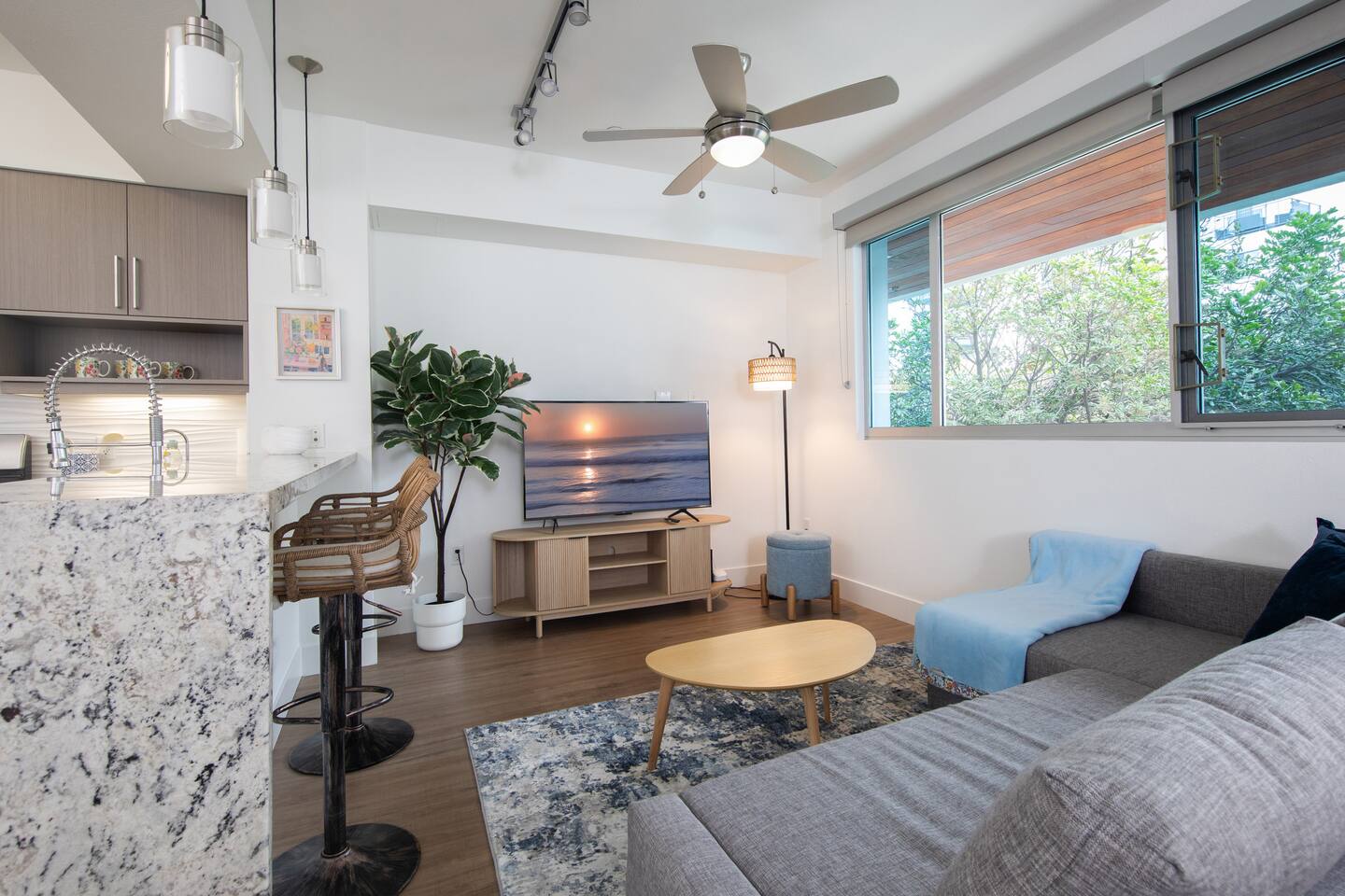 Luxury apt in heart of SM | Free Parking | Pool