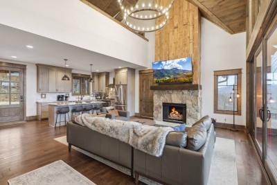 Unwind after a day at Beech Mountain in this warm, open living area. Curl up by the fire, stream your favorite shows, and enjoy snacks from the kitchen just steps away—all while taking in peaceful views of the Carolina mountains.