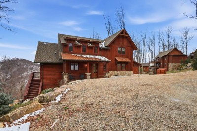 Arrive to this stunning mountain cabin with sweeping ridge views and plenty of room to breathe. After exploring nearby Banner Elk wineries or the trails at Eagles Nest, come home to peaceful mountain air and space to unwind before sunset.