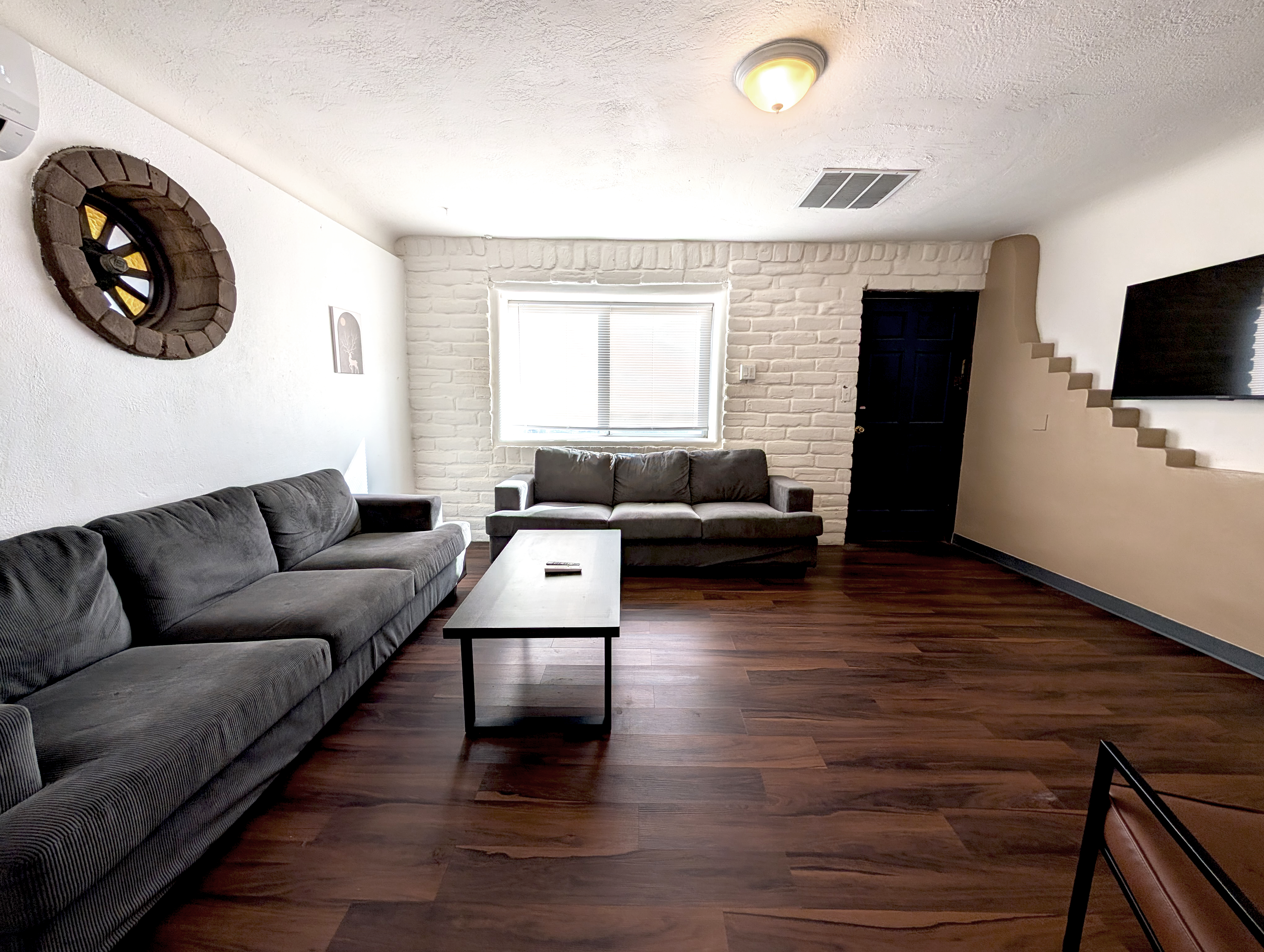 Downtown District - Modern Apt Yard, King Bed, W/D