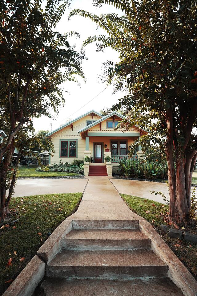 Walk to Town| Myona on Alamo | King Beds