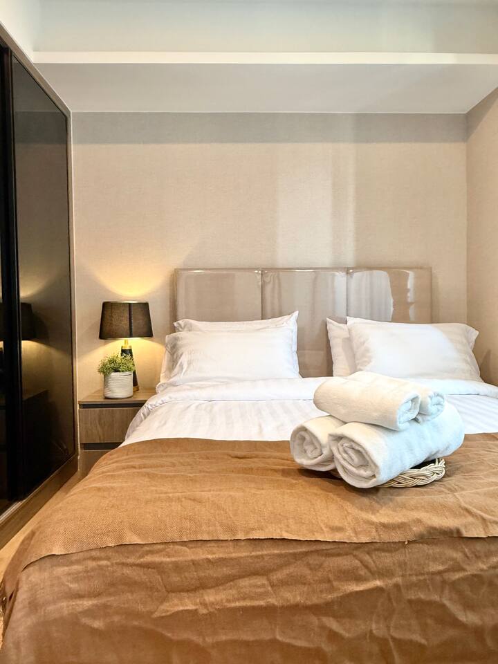 Luxury 2BR near BKKHospital-Massage chair,Pool&Gym