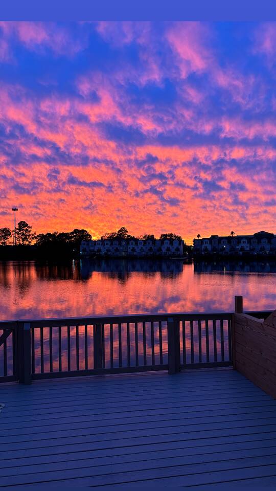 Sunset Serenity!•Waterfront•10Min ->KingSt & Beach