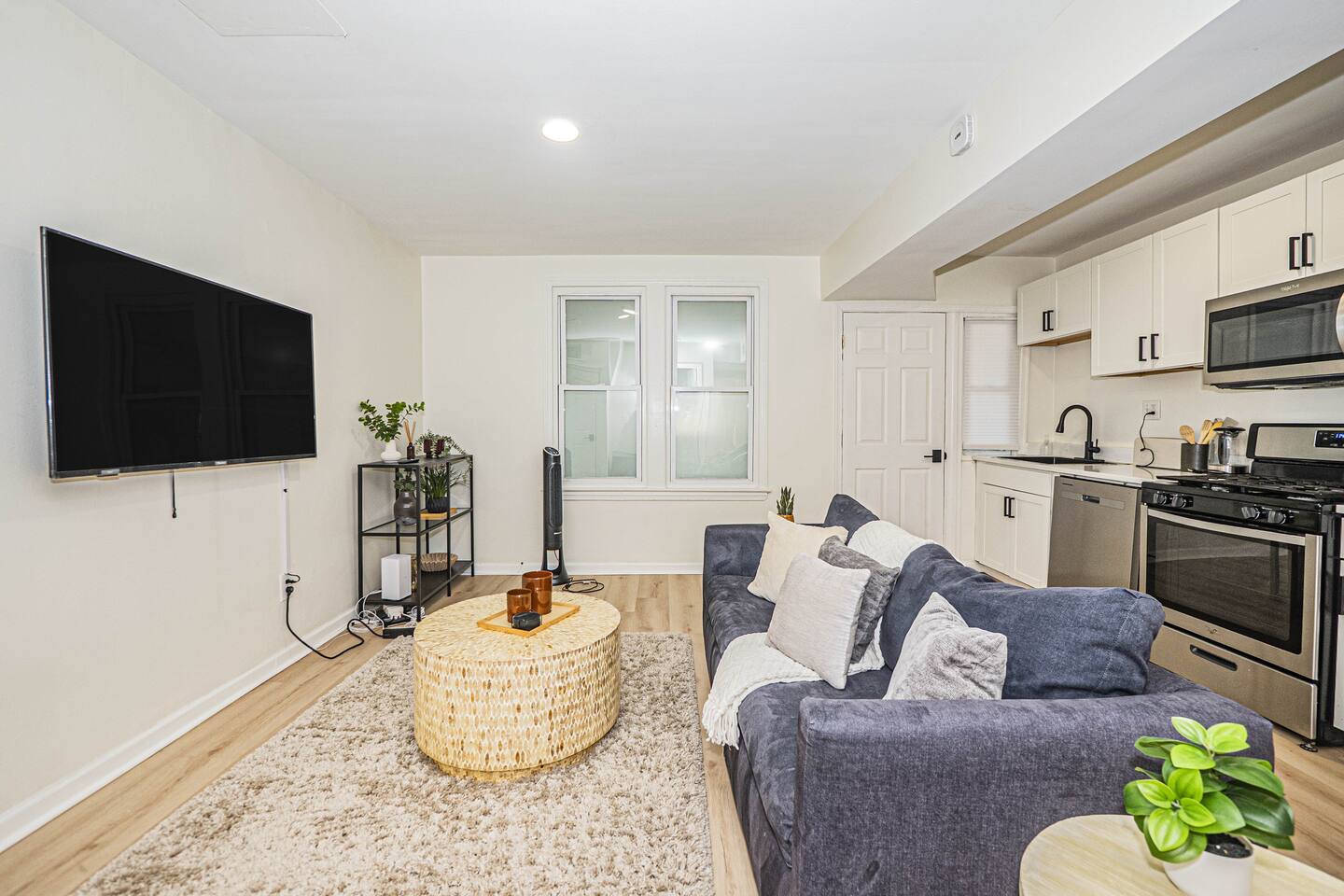 Your Cozy & Charming 2BR Getaway Near Downtown DC!