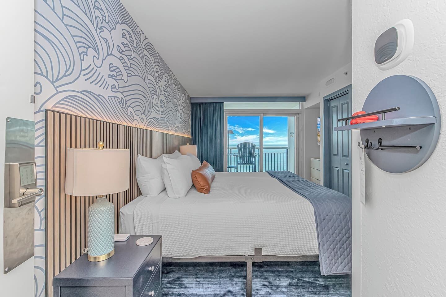 Modern Oceanfront Studio 17th Fl | King + Balcony