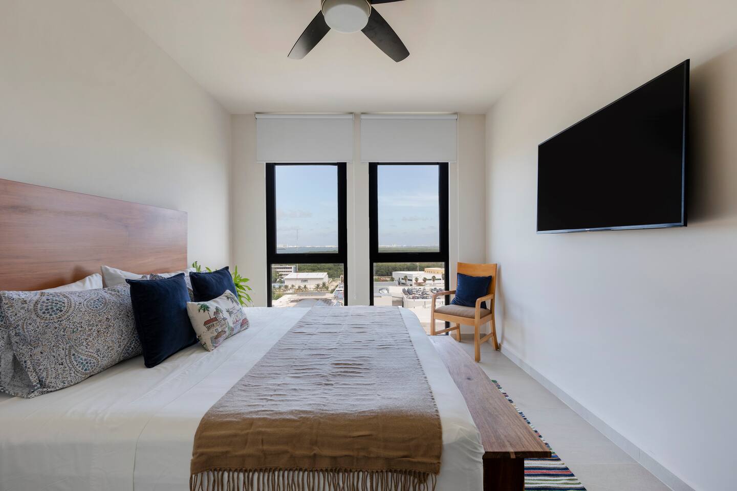 Apartment with stunning laguna view w/pool & gym