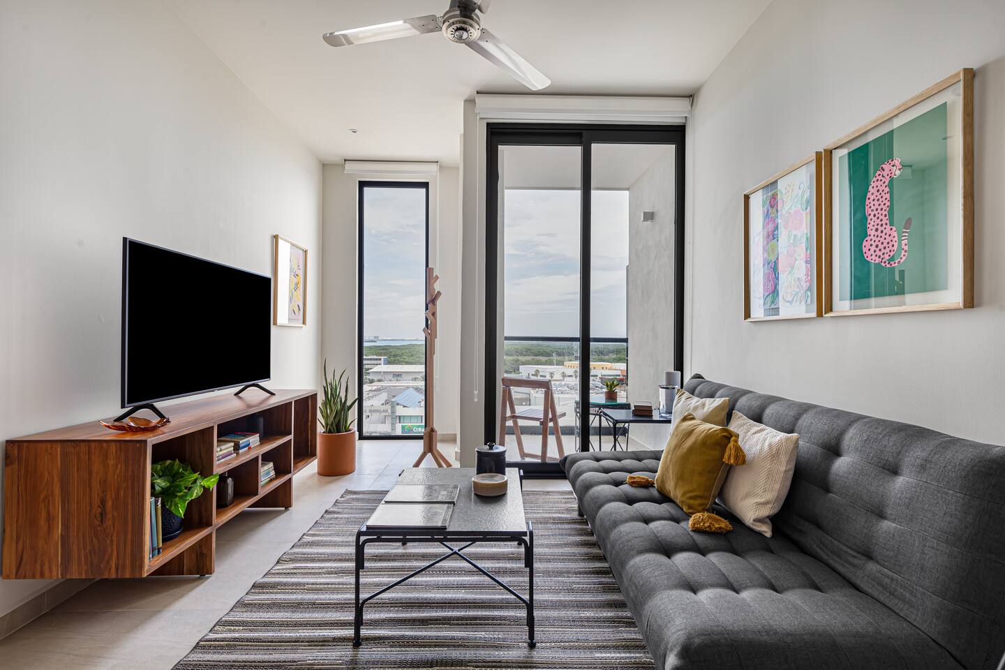 Lagoon View Condo 2ppl Pool, Gym & Prime Location