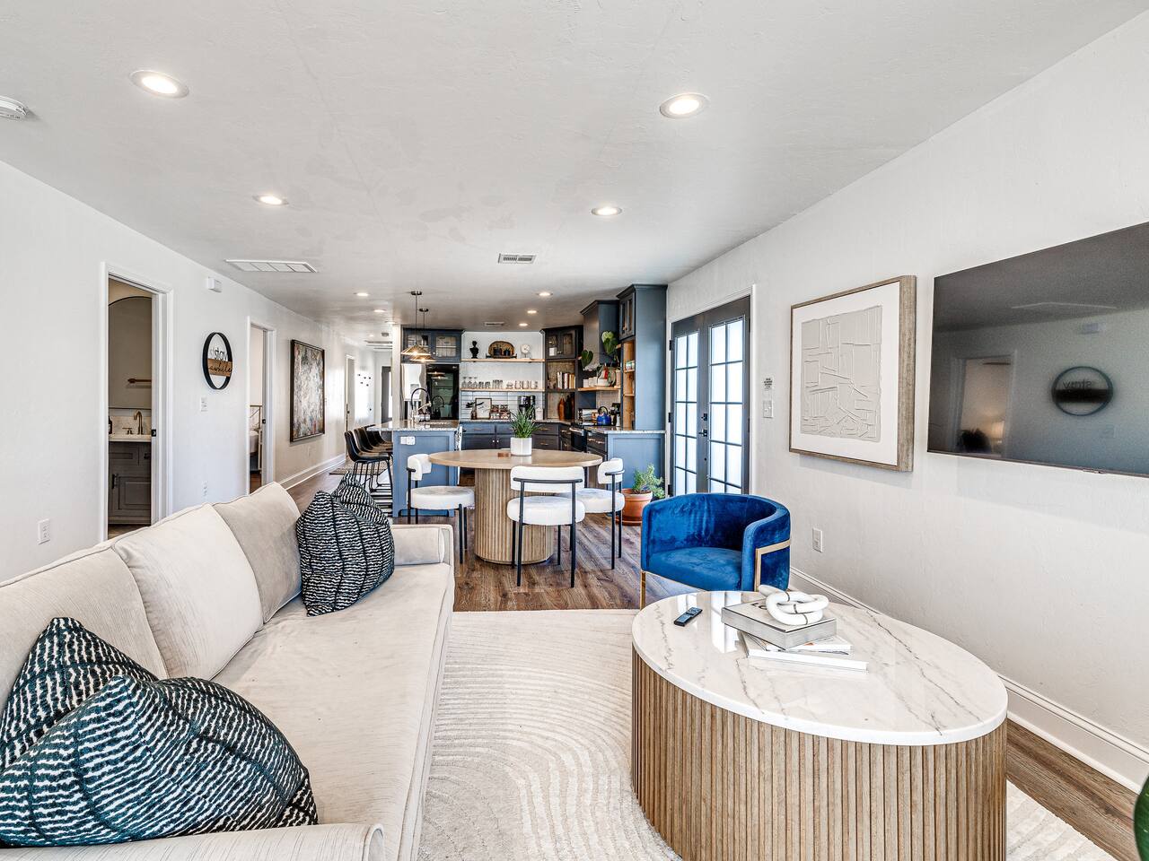 4BR Near Downtown & OKANA | King bed + Parking