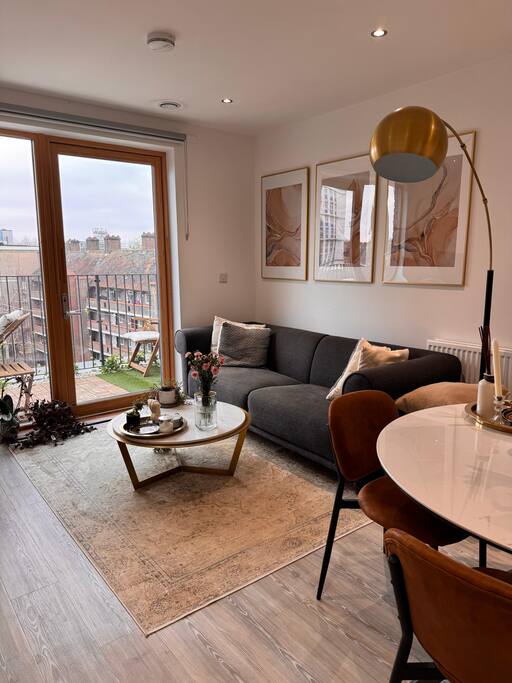 Host My Nest: 2-Bed Flat | Balcony Views