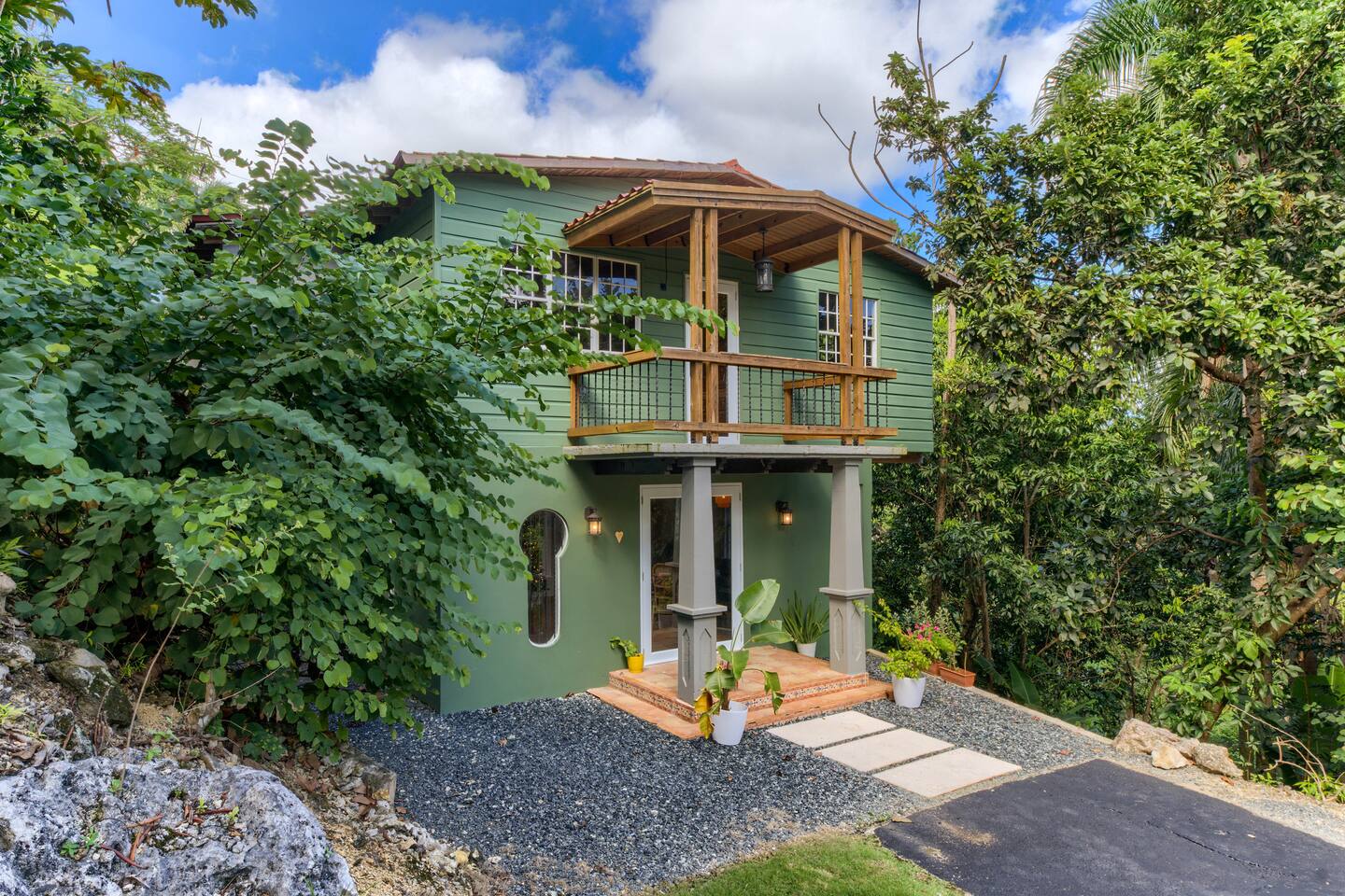 Country House 3 acres of Privacy and Outdoor Space