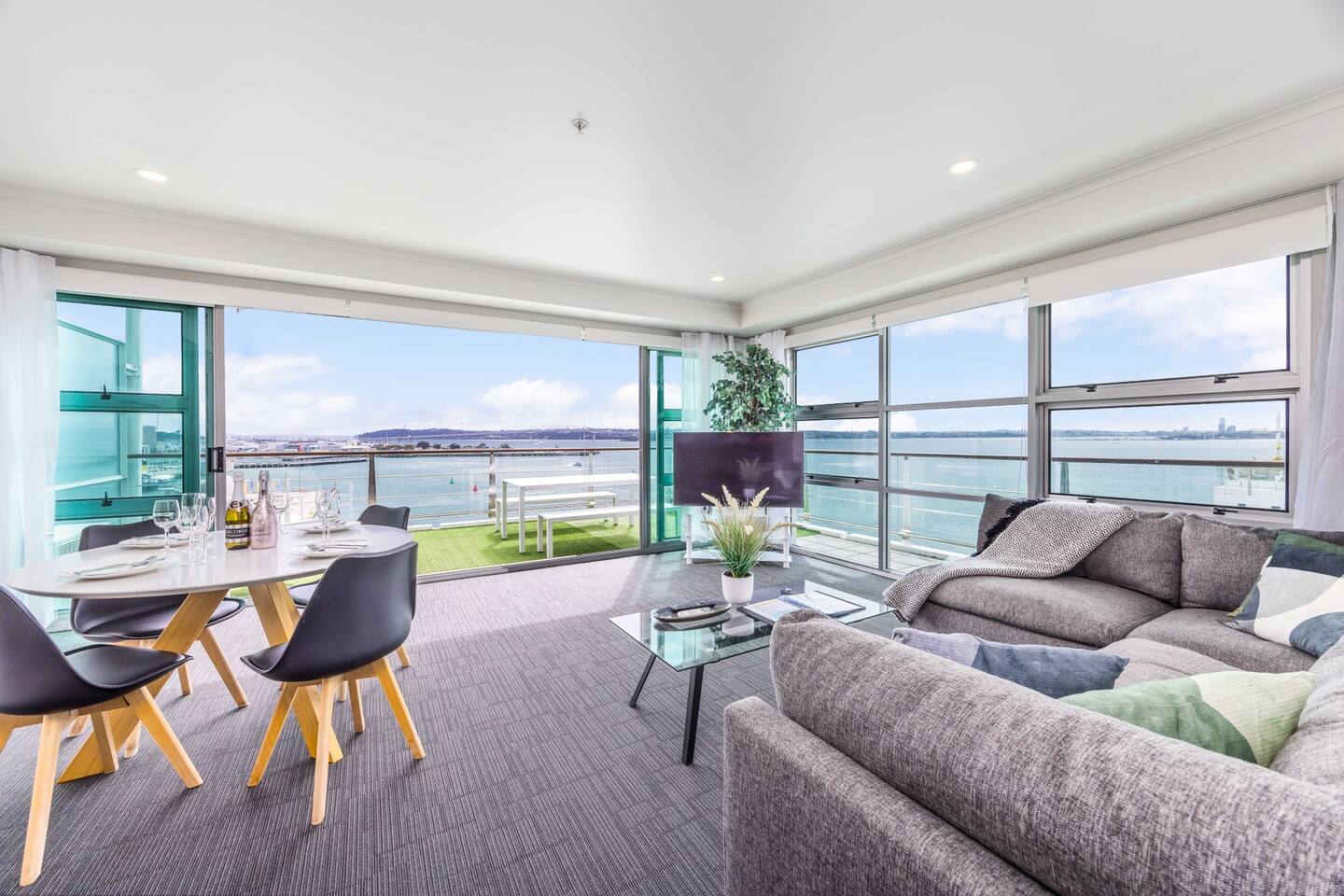 Stunning Panoramic Waterfront - Princes Wharf