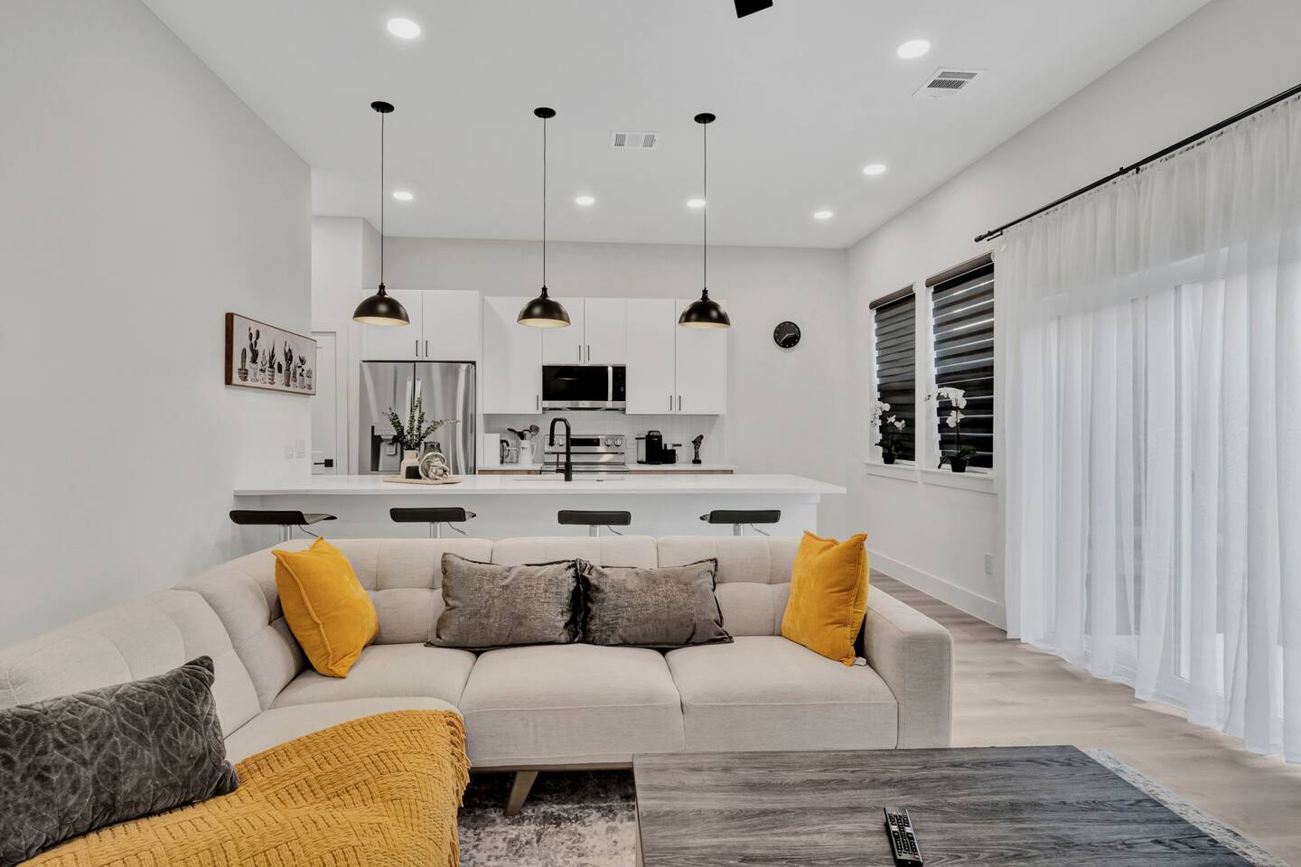 Elegant 3BR Home w/ Rooftop • 5 min to Downtown