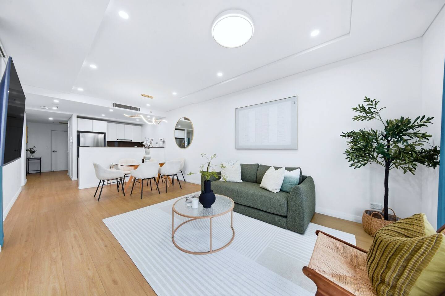 Central Mascot 4BR | Convenience to CBD & Airport