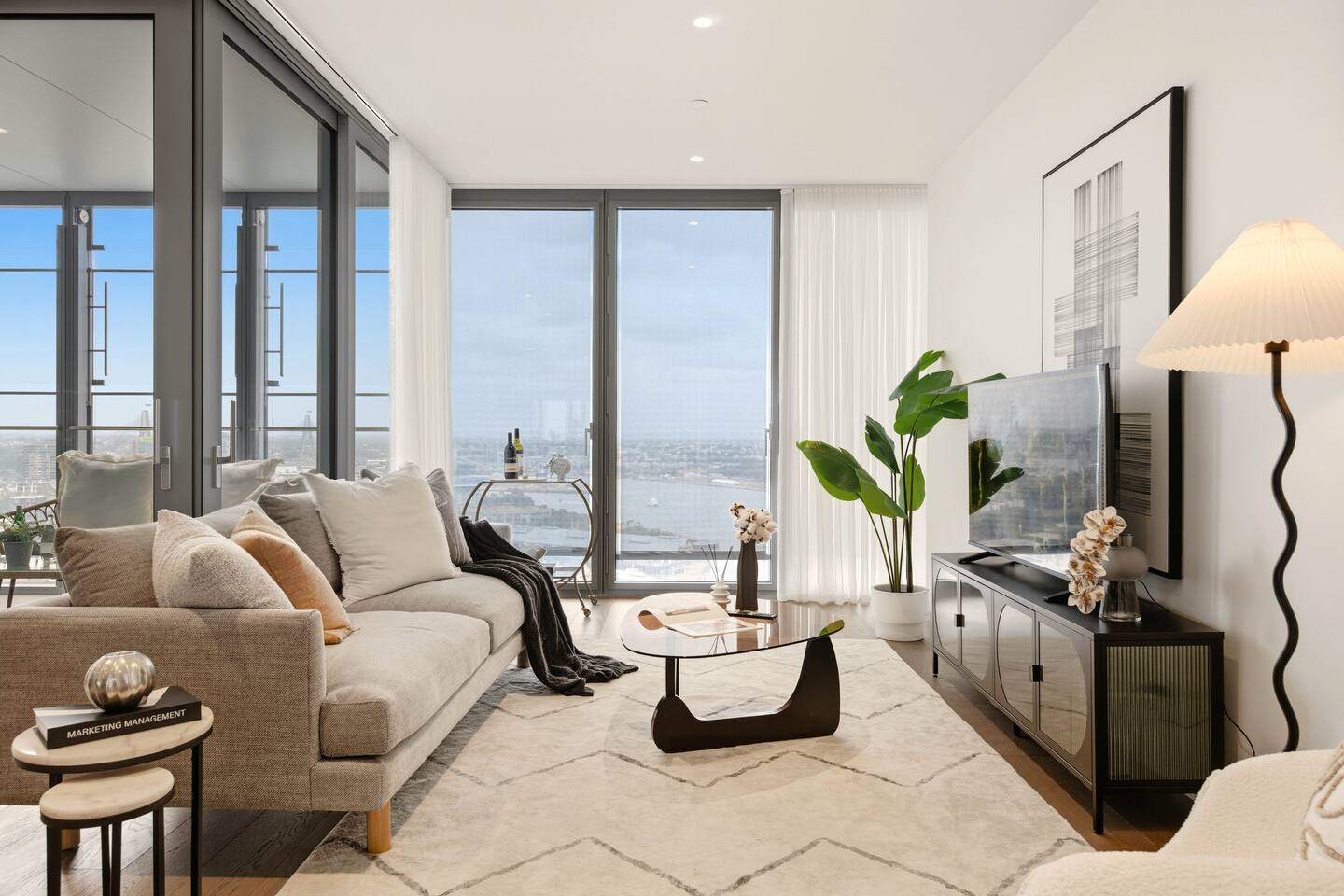 Barangaroo Luxe 2BR with Resort-Style Facilities