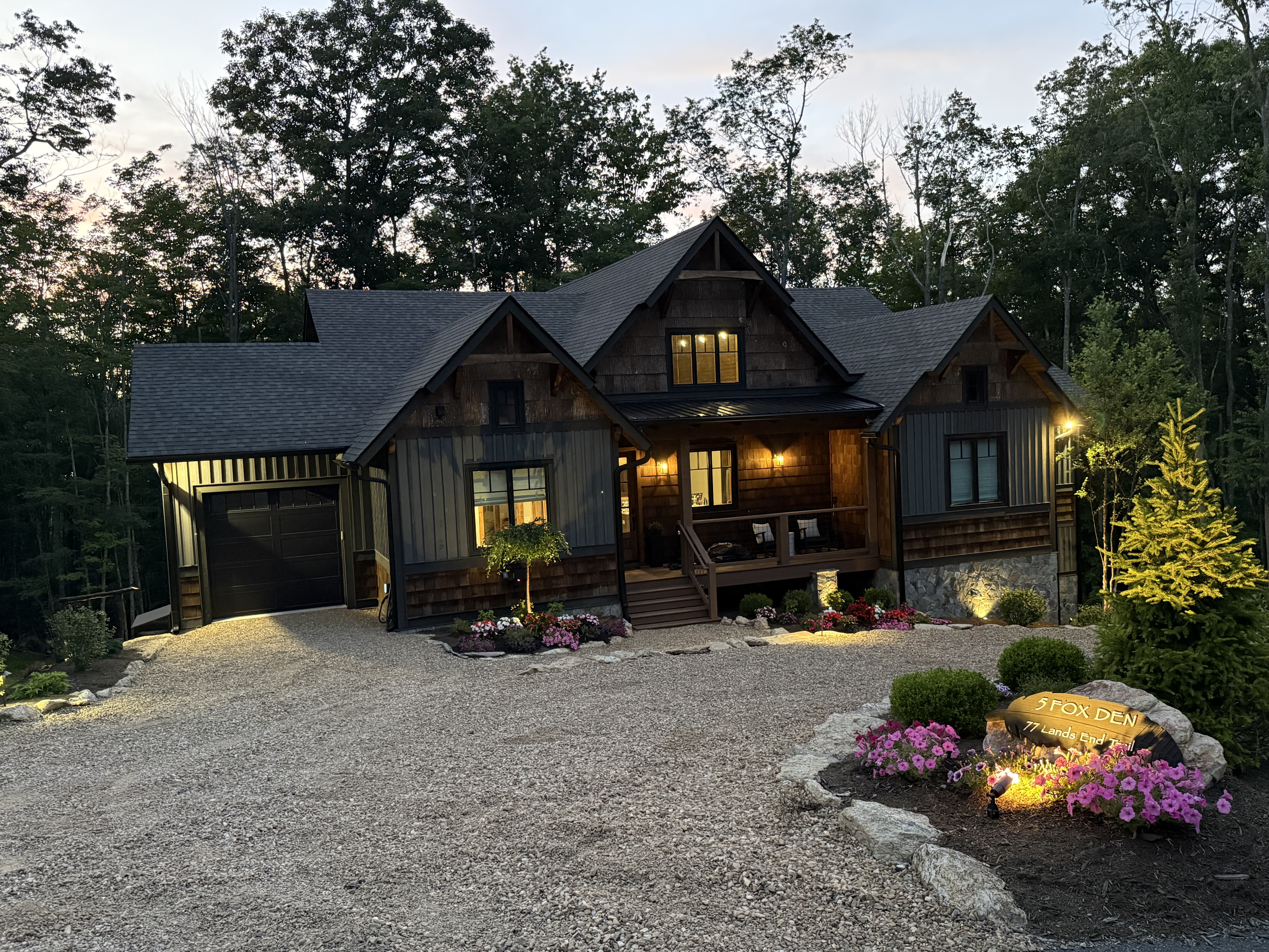 Eagle’s Nest Modern Mtn Escape! Game Room+ Hot Tub