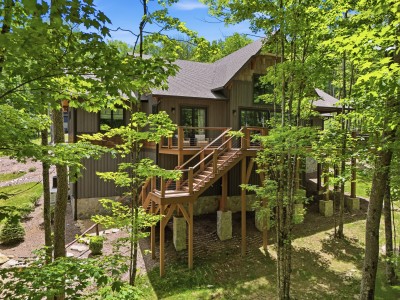 Private wooded retreat featuring an elevated deck and peaceful treehouse feel — a beautifully appointed escape perfect for soaking in the natural surroundings and enjoying the fresh mountain air throughout your stay.