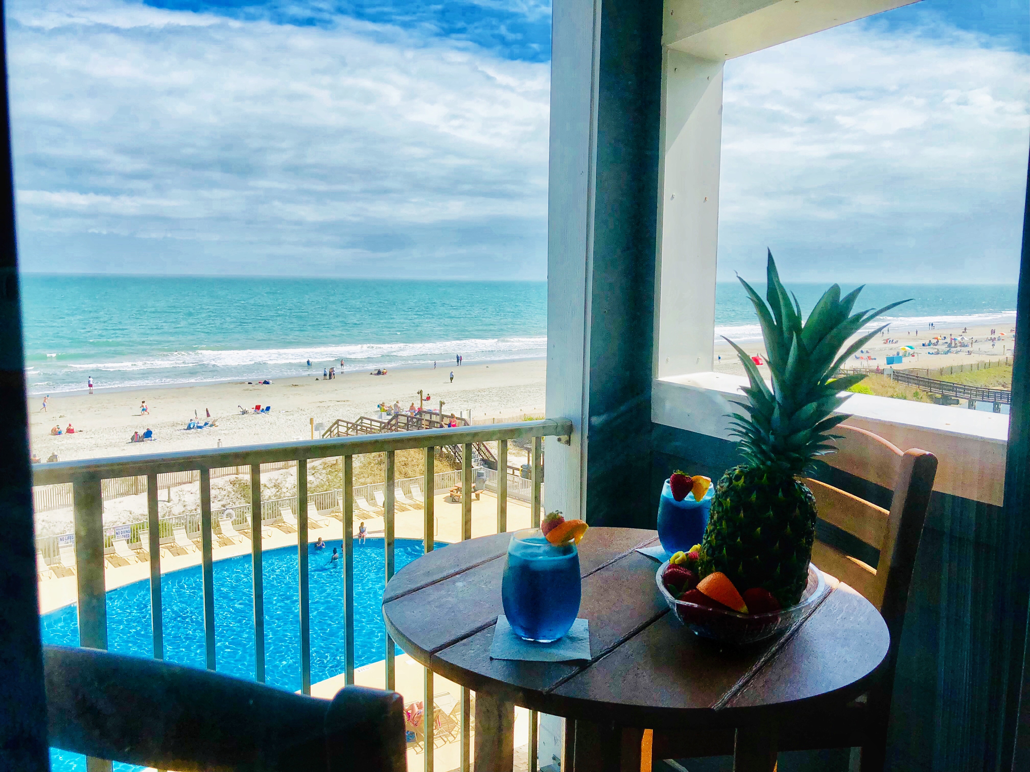Oceanfront condo-Amazing views, sauna, pool, & tub
