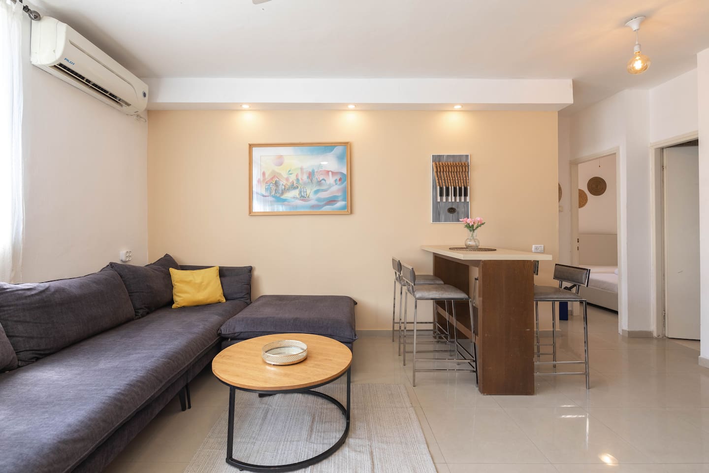 Great 2BR Apt | Central Location | by Bookiz