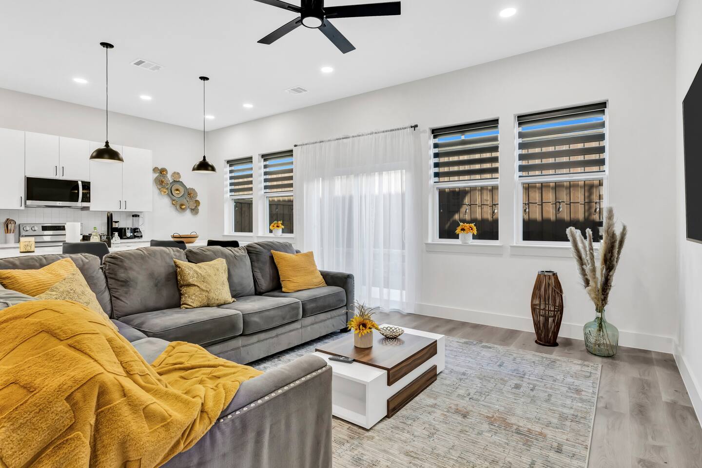 Dallas Escape w/ Rooftop + Yard • Sleeps 10