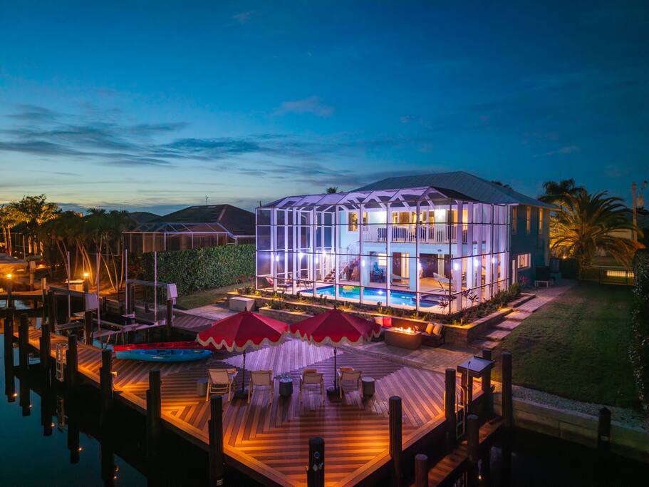 Marco Waterfront Oasis Pool, Hot Tub & Game Room