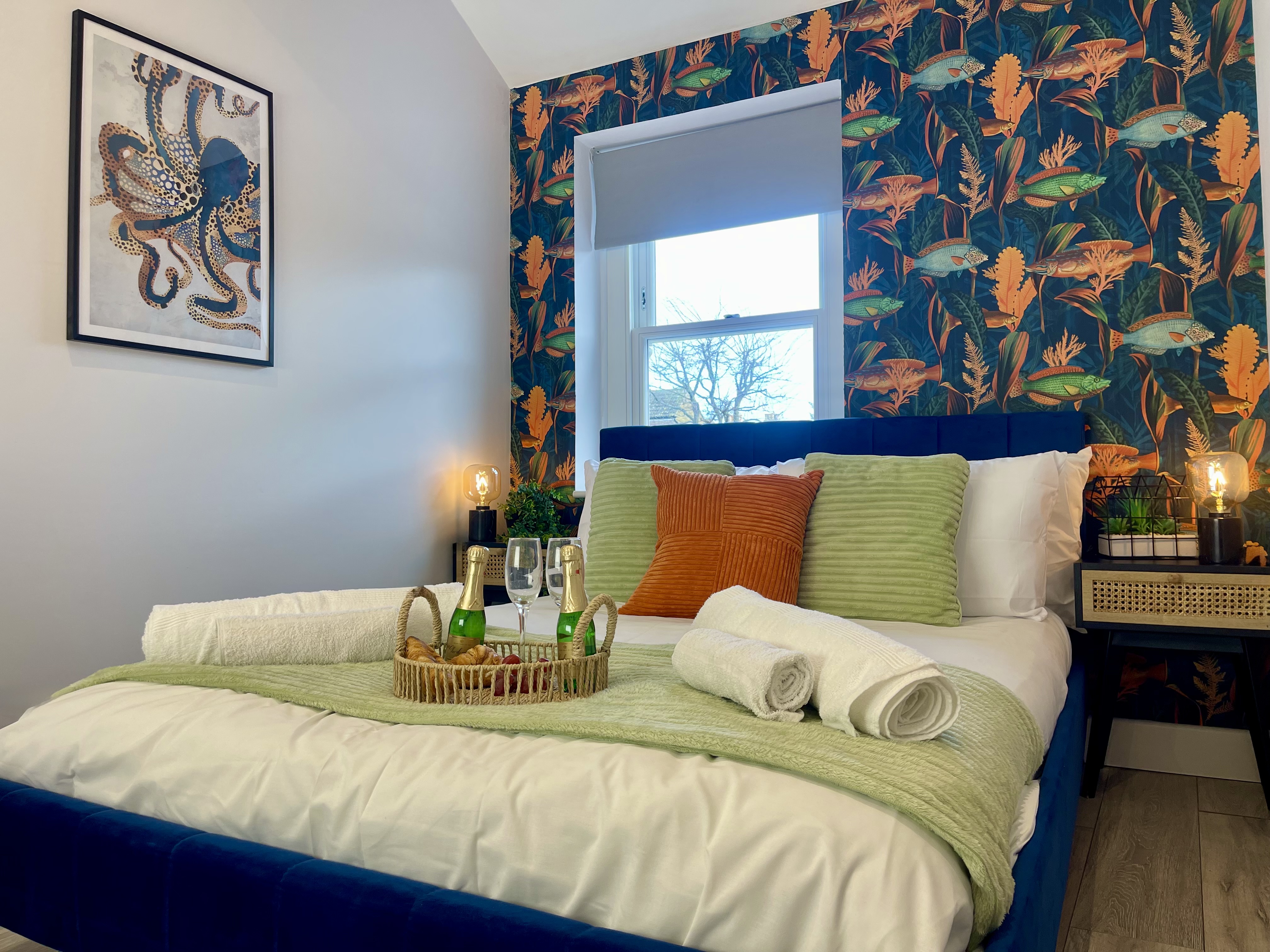 Luxury 3-Bed Retreat • Sleeps 6 • Parking