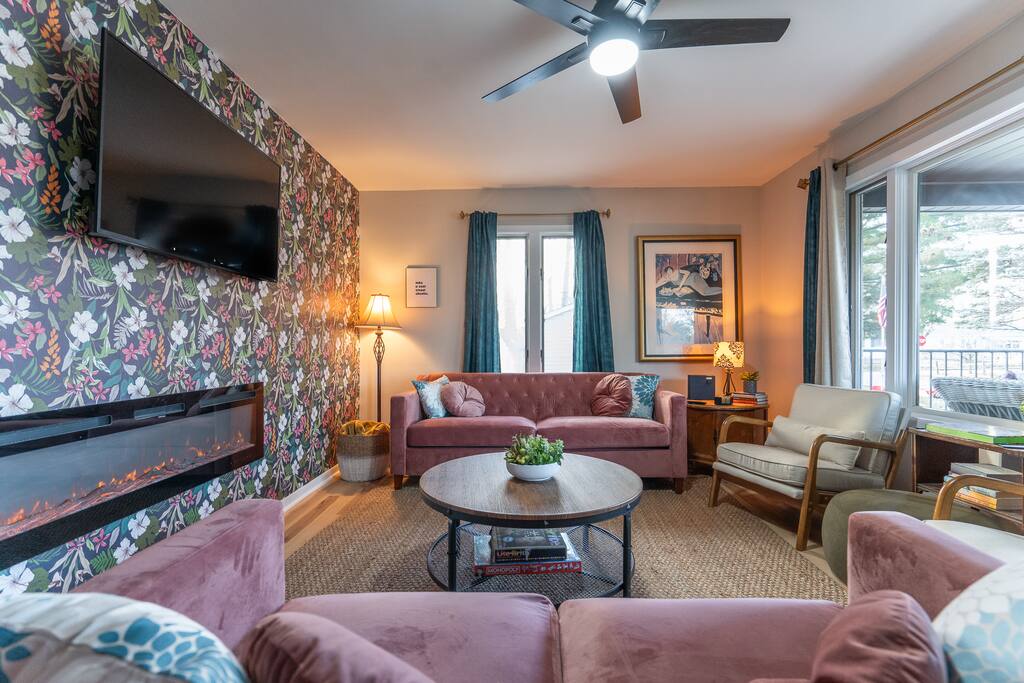 Group Stay w/ Fun Design! Quiet Neighborhood