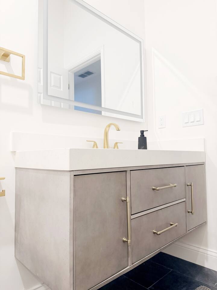 Shoreham Luxe | Vibrant 4BR\2.5BA with Waterfront