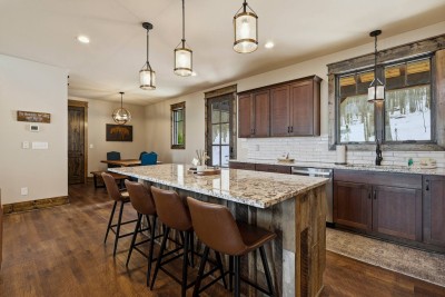 LUXE Cabin, 8 min to Skiing, w Hot Tub, Fire Pit! photo 11