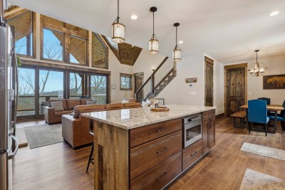 LUXE Cabin, 8 min to Skiing, w Hot Tub, Fire Pit! photo 10