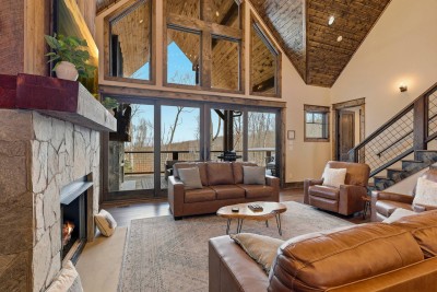 LUXE Cabin, 8 min to Skiing, w Hot Tub, Fire Pit! photo 8